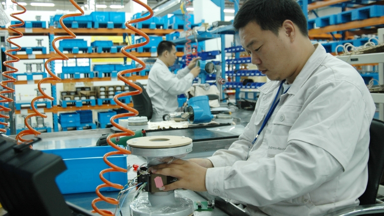 endress + Hauser Flow China, Suzhou, menn som jobber med produksjon