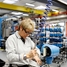 Endress+Hauser Flow i Reinach, Sveits, kvinne som jobber i produksjon