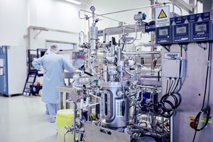 Bioreaktor i et biofarmasøytisk produksjonsanlegg