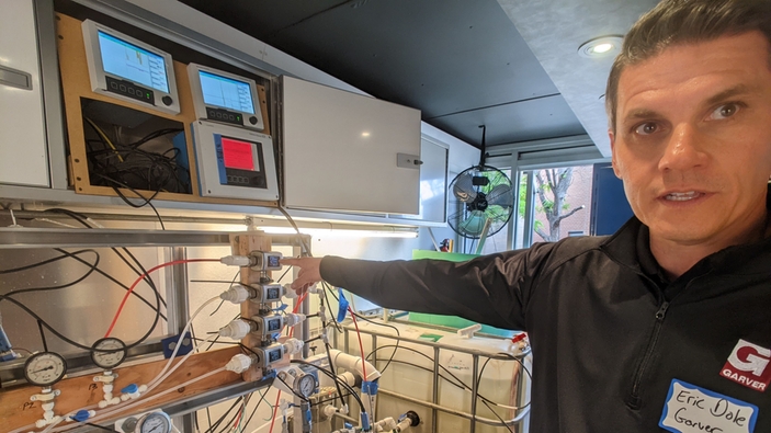 Bilde av Garvers ansatt som presenterer Endress+Hauser og Rockwell Automation instrumentering