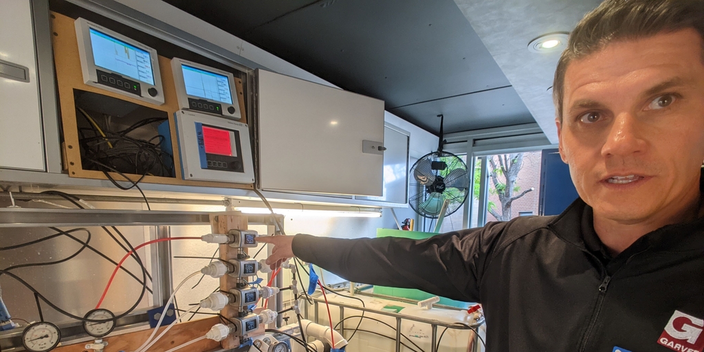 Bilde av Garvers ansatt som presenterer Endress+Hauser og Rockwell Automation instrumentering