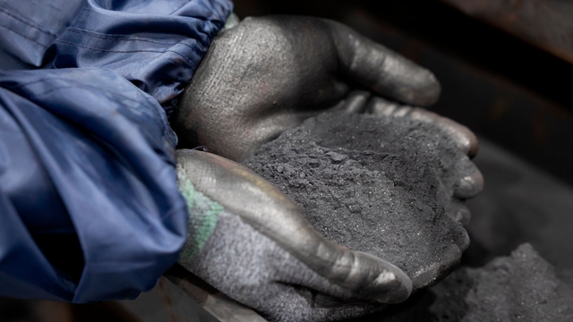 Svart masse er pulveret som brukes i batterikonstruksjon og det er en blanding av verdifulle mineraler. Svart masse er pulveret som brukes i batterikonstruksjon og det er en blanding av verdifulle mineraler.