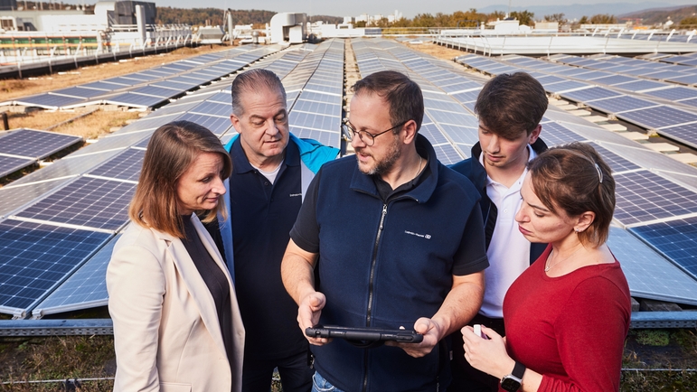 Endress+Hausers ansatte på taket foran solcelleanlegget.