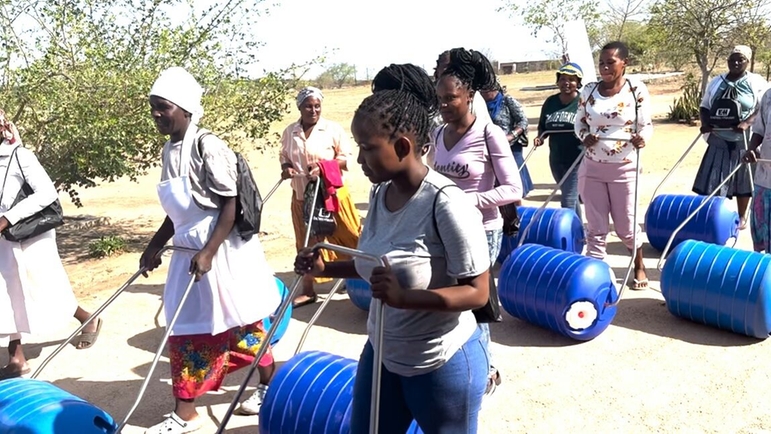 'Hippo Rollers' gjør livet enklere for folk i Lillydale, Sør Afrika.