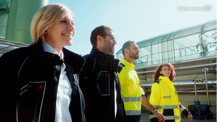 Teamet går rundt på Acqua & Sole-fabrikken i Vellezzo Bellini i Italia