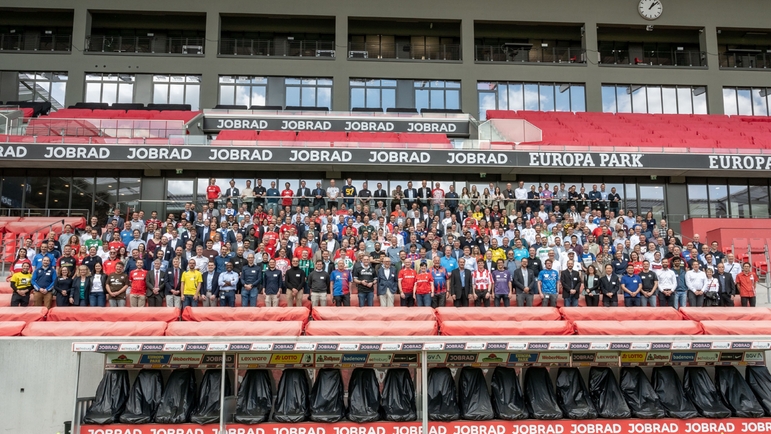 Gruppebilde Innovatørmøte på SC Freiburg fotballstadion.