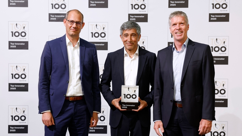 Prisutdelingsseremoni: Representanter for Endress+Hauser Level+Pressure mottar TOP 100-trofeet.