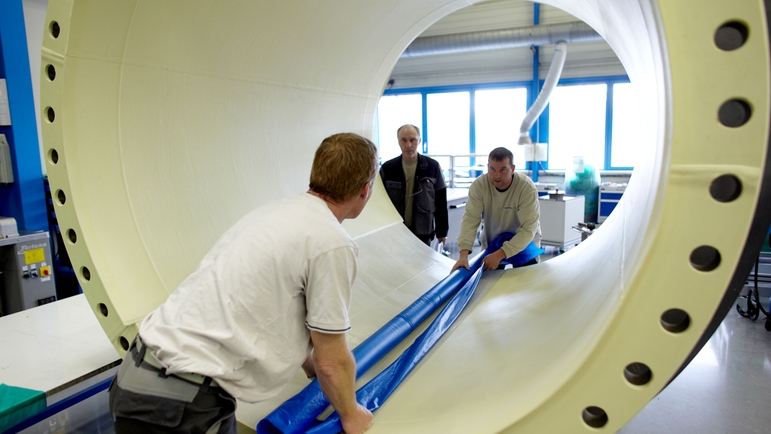 Endress+Hauser Flow Frankrike, Cernay, menn som ser gjennom flowmeter med stor diameter