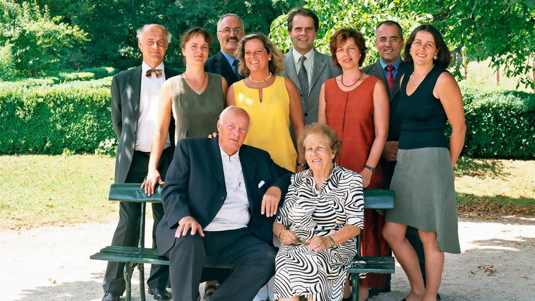 Georg H og Alice Endress i 2003 sammen med deres 8 voksne barn.