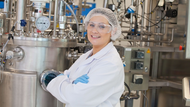 Forsker i et produksjonsanlegg for rent rom innen biovitenskap