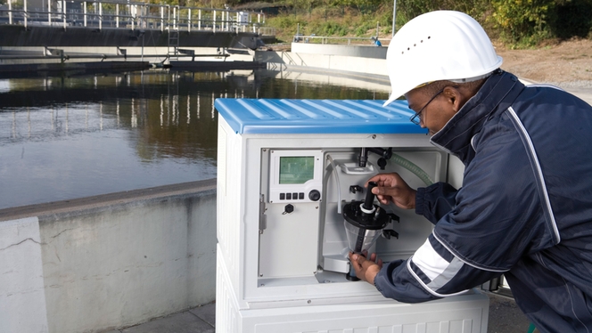 Automatisk vannprøvetaking i et avløpsrenseanlegg med Liquistation CSF48-prøvetaker.