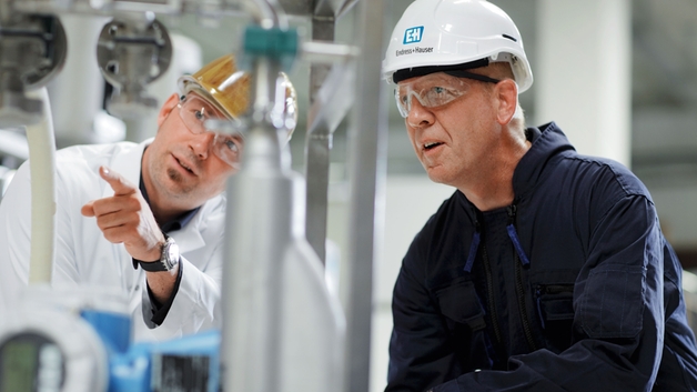 Kunde med Endress+Hauser-ingeniør på et anlegg.