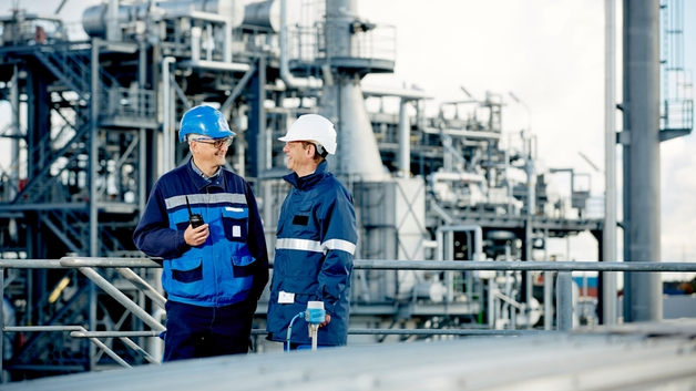 En kunde og en Endress+Hauser-ingeniør ved et raffineri.