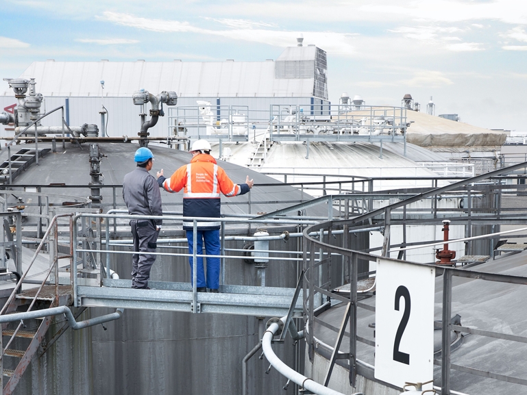 Hindre tankoverløp i olje- og gassindustrien. Bilde av tankanlegg/oljetanker ved et raffineri. Endress+Hauser sammen med kunde.