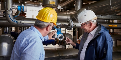 Kunde og Endress+Hauser-tekniker på et raffineri