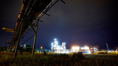 Nattbilde av et kjemisk fabrikkanlegg