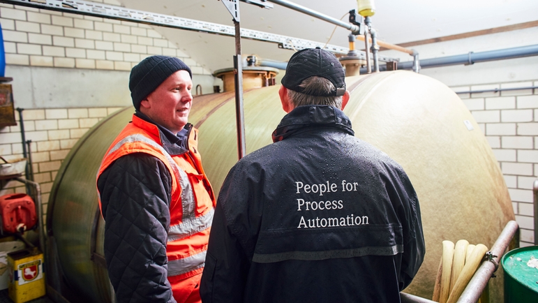 Tank i renseanlegg for avløpsvann for kjemikalier basert på jern og/eller aluminium