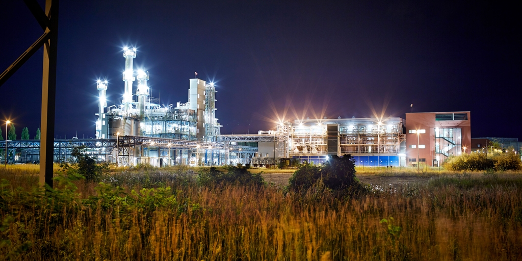 Nattbildet av en kjemisk fabrikk