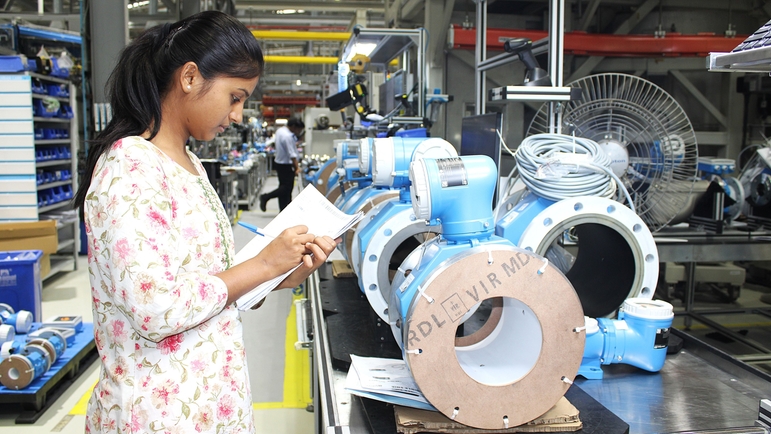 Endress+Hauser Flow India, arbeider med en mengdemåler