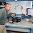 Raman Engineer optimaliserer en spektrograf