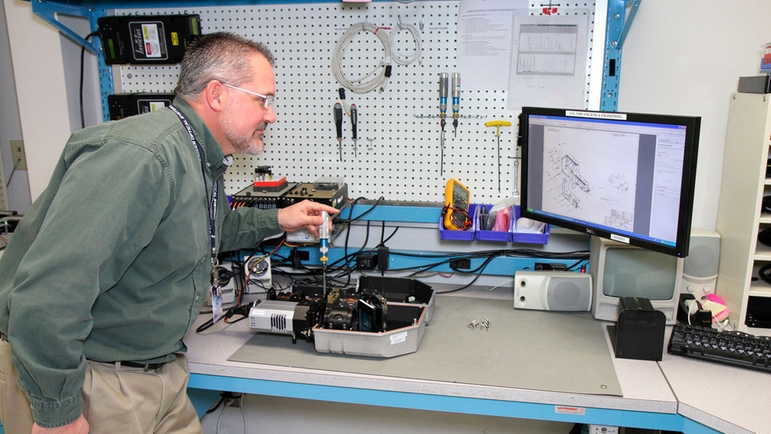 Raman Engineer optimaliserer en spektrograf