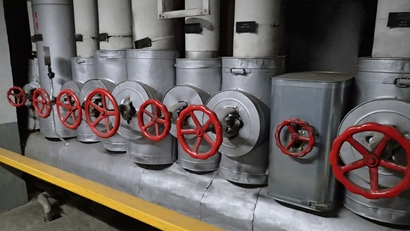 Bilde av et dampdistribusjonssystem som viser damprør og ventiler