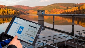 Netilion Water Network Insights-dashbord foran en vannbeholder