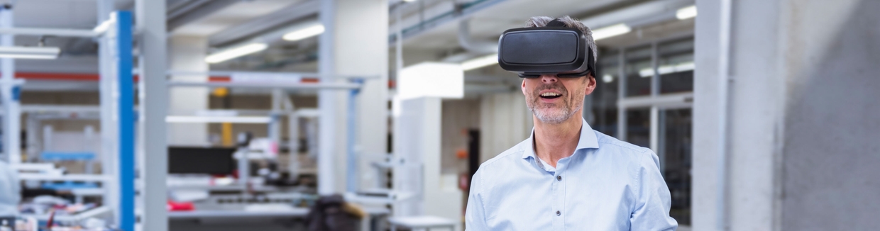 Mann på kontor med VR-briller