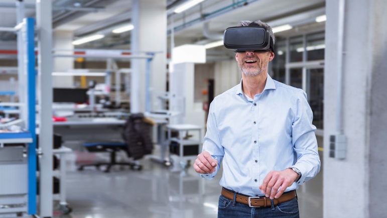 En besøkers opplevelse med VR-briller på Endress+Hausers virtuelle stand.