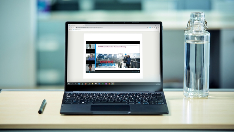 Bærbar PC som spiller av direktesendt nettseminar fra Endress+Hauser