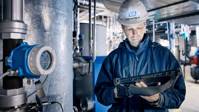 Temperaturtransmitter iTEMP TMT142B ved siden av en Endress+Hauser-ansatt i felten