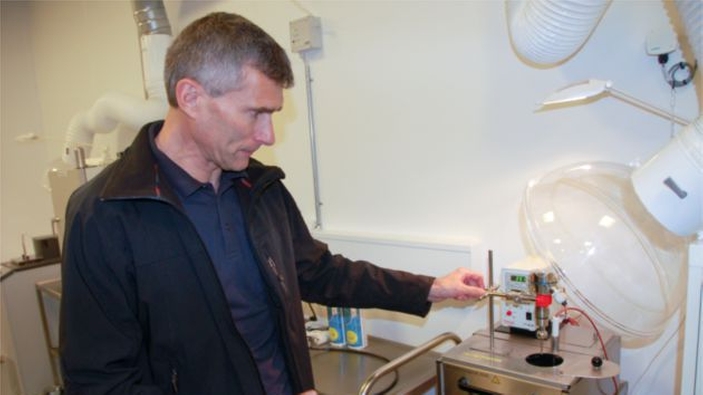 Kalibrering av temperatursensor i et laboratorium av Tommy Mikkelsen, metrolog ved chr Hansen
