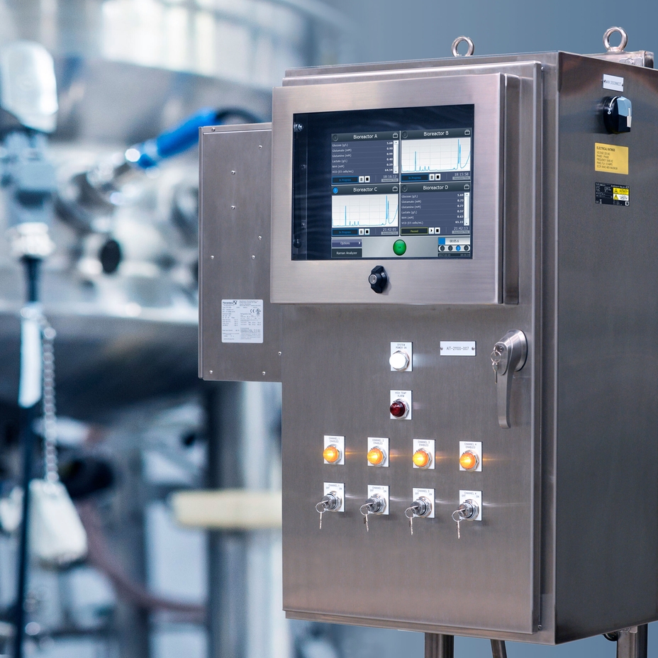 Raman Rxn4-analysator med kapsling og Rxn-45-sonde i en bioreaktor av rustfritt stål
