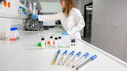 Bærbar pH-måler med elektroder i et laboratorium