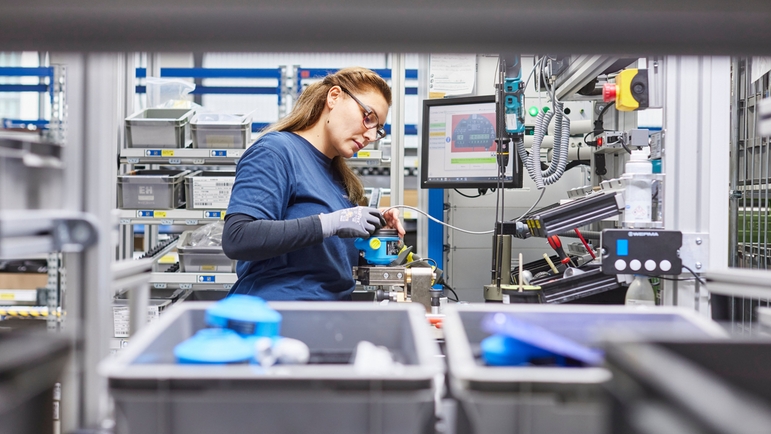 Endress+Hauser-ansatt i produksjonen.