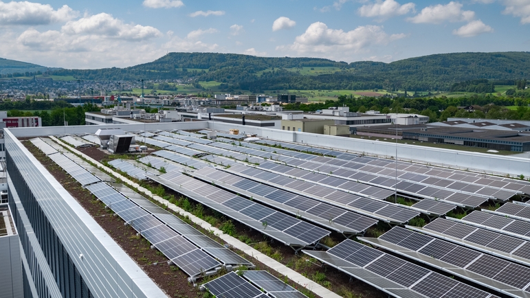 Endress+Hauser har montert solcellesystemer på takene på mange kontor- og produksjonsbygninger.