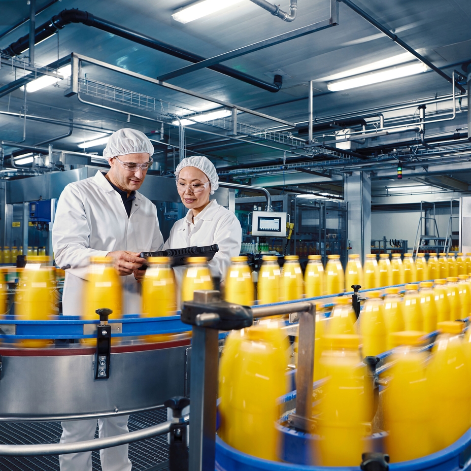 Fylling av appelsinjuice på drikkevarefabrikk