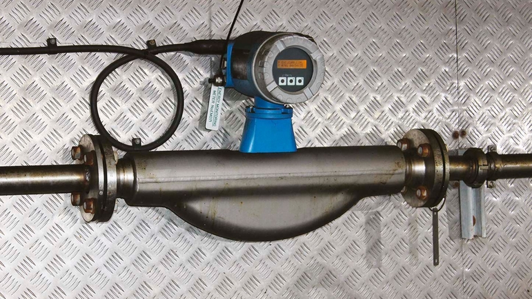 Promass Flowmeter fra Endress+Hauser installert i prosessen.