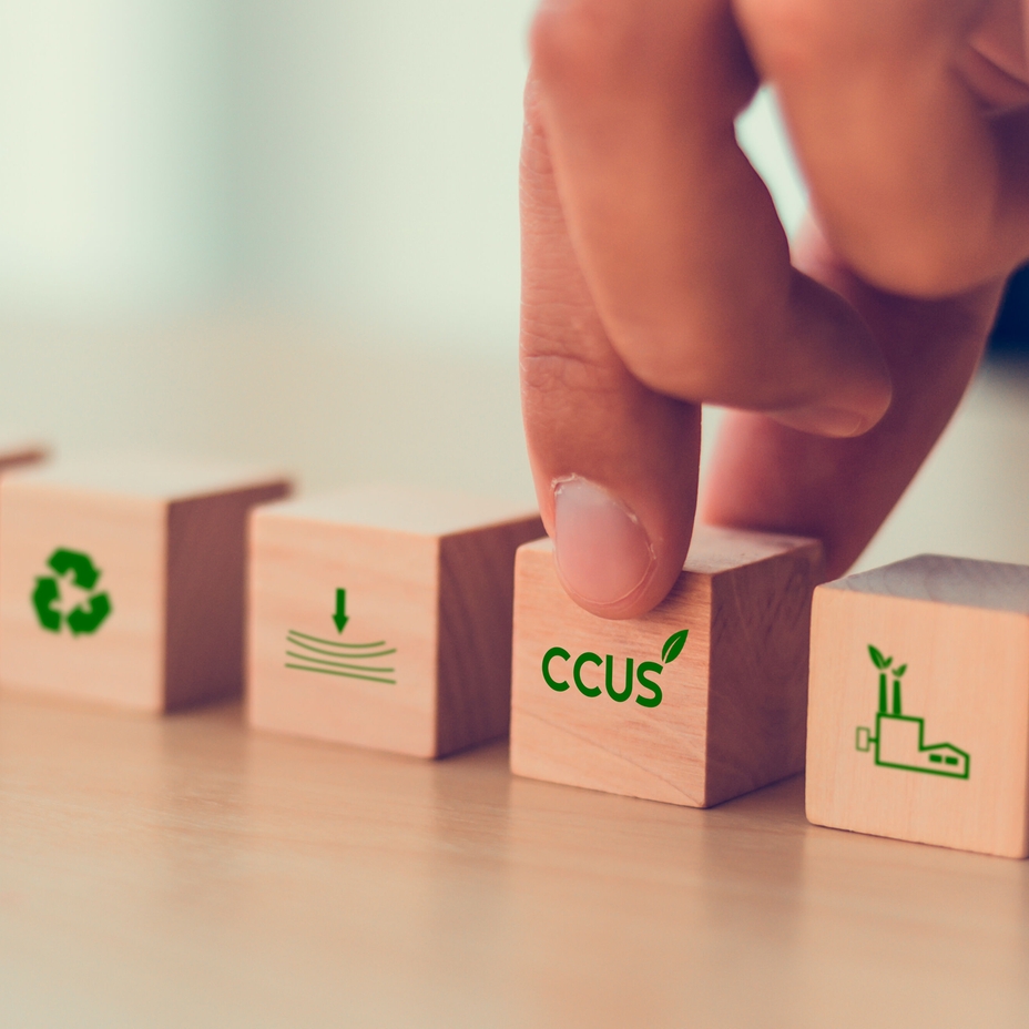 Konseptet CCUS (Carbon Capture, Utilization and Storage) symboliseres av fem treklosser.