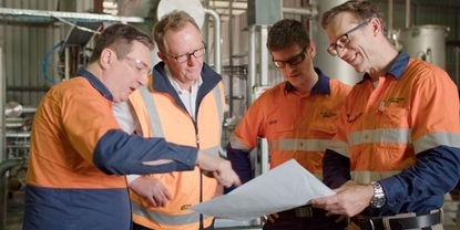 Team fra Wildfire Energy Australia diskuterer oppbyggingen og prosessene til pilotanlegget deres.