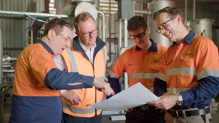 Team fra Wildfire Energy Australia diskuterer oppbyggingen og prosessene til pilotanlegget deres.