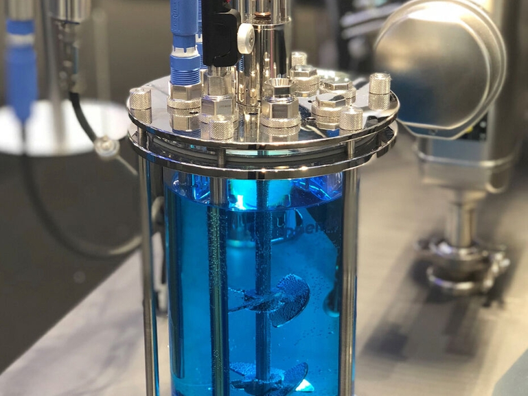 Raman Rxn-10-sonde og optikk installert i en benkeplate bioreaktor