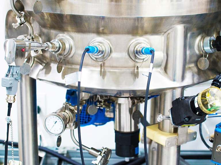 In situ-foto av en Raman Rxn-45-sonde og Memosens-sensorer satt inn i en bioreaktor Raman Rxn-45-sonde og Memosens-sensorer installert i en bioreaktor for biovitenskap